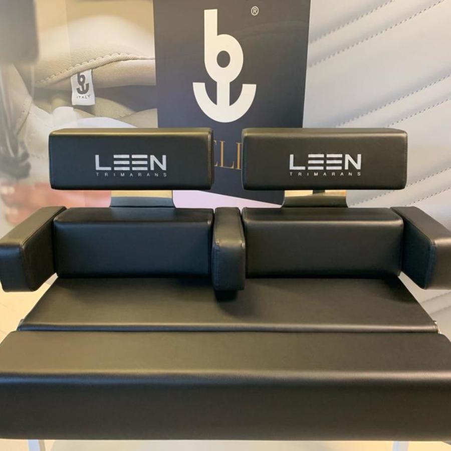 Cucitura logo su poggiatesta su divanetto nautico