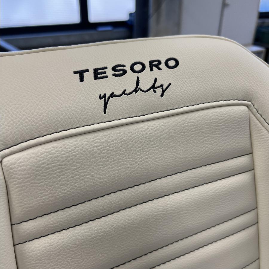 cucitura custom del logo su poltrona