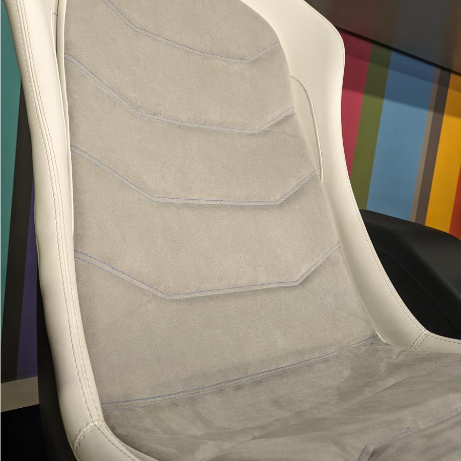 Cucitura prestige a contrasto azzurro su fondo grigio