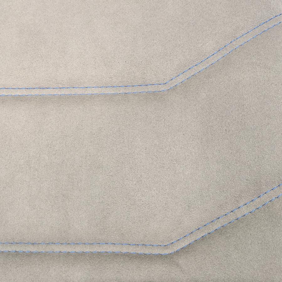 Primo piano della cucitura prestige azzurra