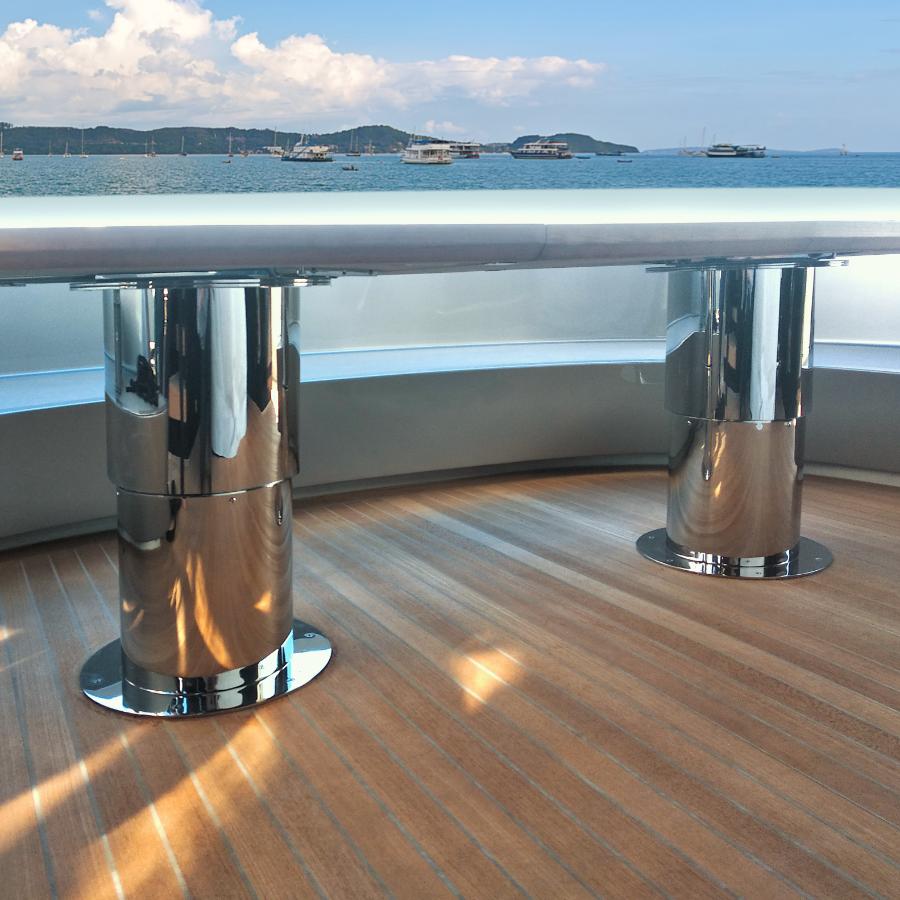 supporto tavolo elerrico besenzoni T 275 per barche , con struttura in acciaio inox lucido base circolare, installati in coppia per piano tavolo di grandi dimensioni