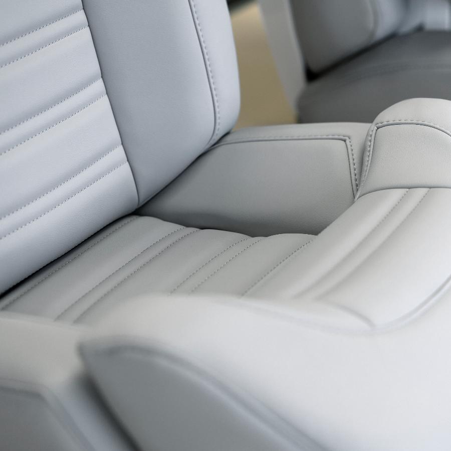 Dettaglio della seduta di poltrona Besenzoni con cucitura cannellato