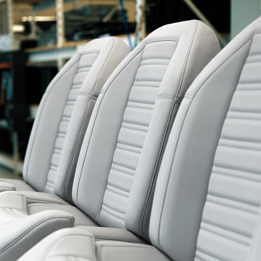 Tre poltrone besenzoni in colore grigio e finitura cannellato