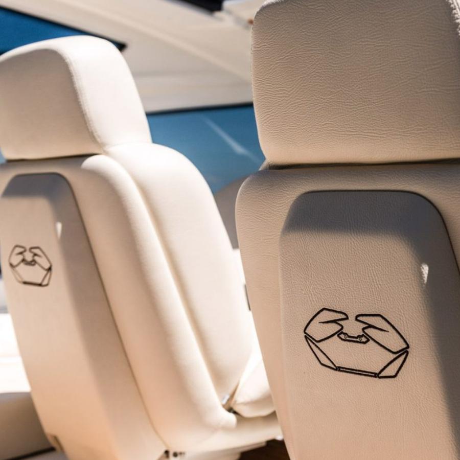 logo sullo schienale della seduta