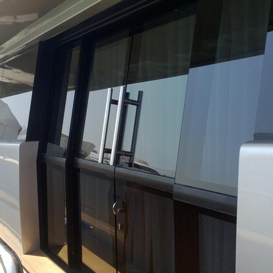 Porta con apertura manuale installata su imbarcazione 