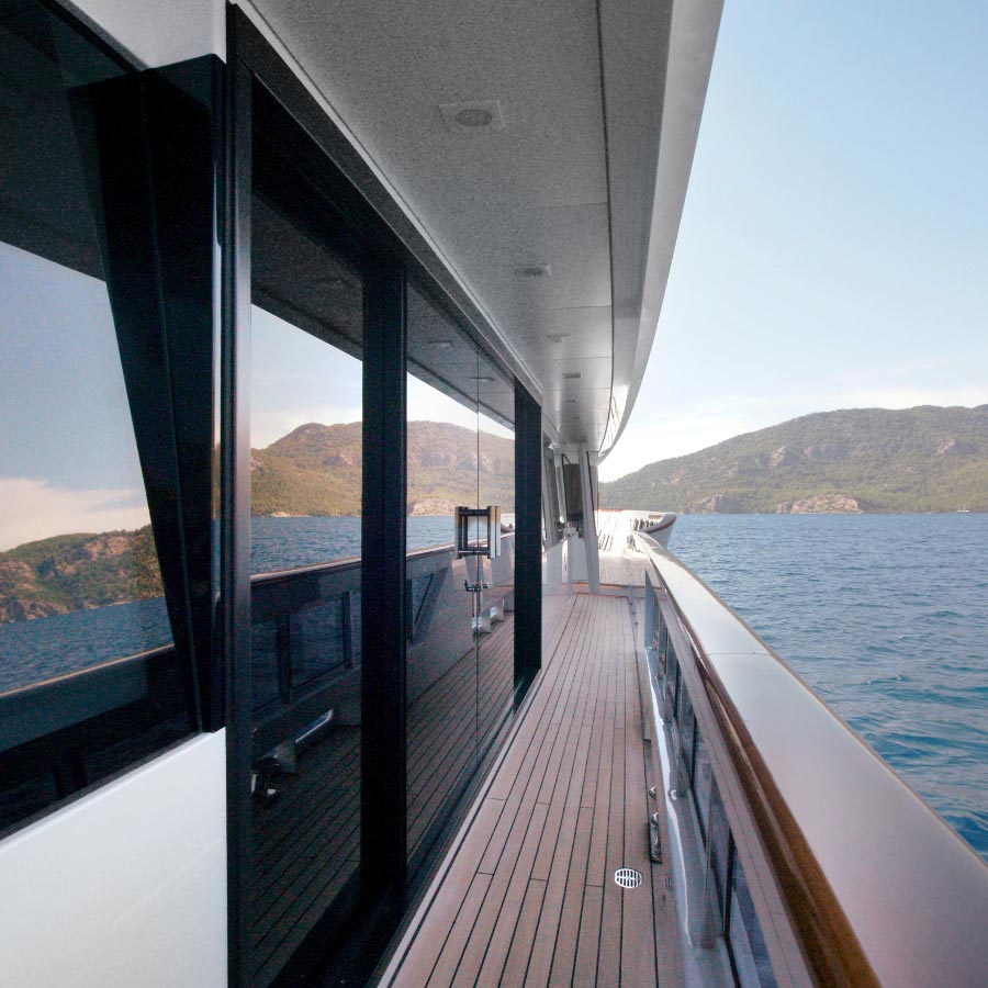 Porta con apertura manuale su un'imbarcazione