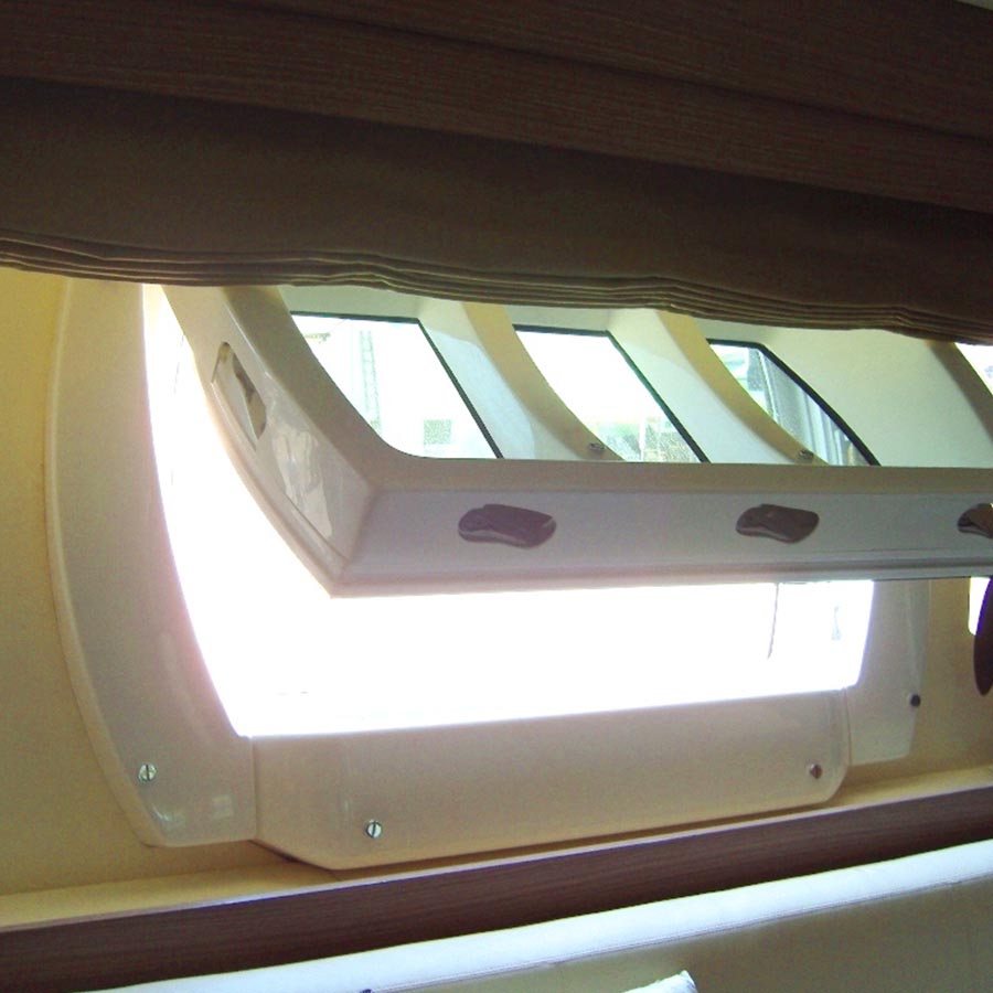 Finestra a tenuta stagna in fase di apertura