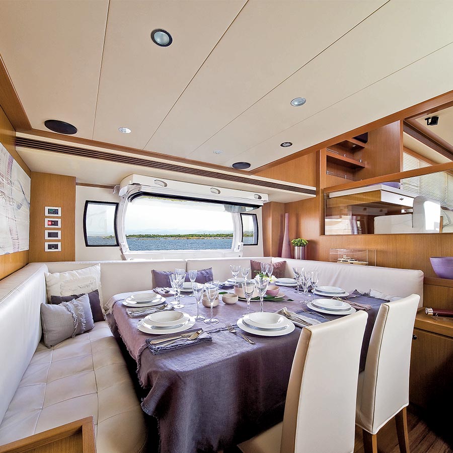 Finestrino ermetico montato al di sopra di un tavolo su un'imbarcazione