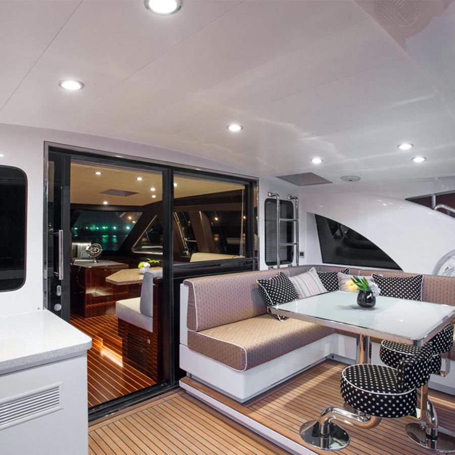 Porta manuale con finestra automatica su un'imbarcazione