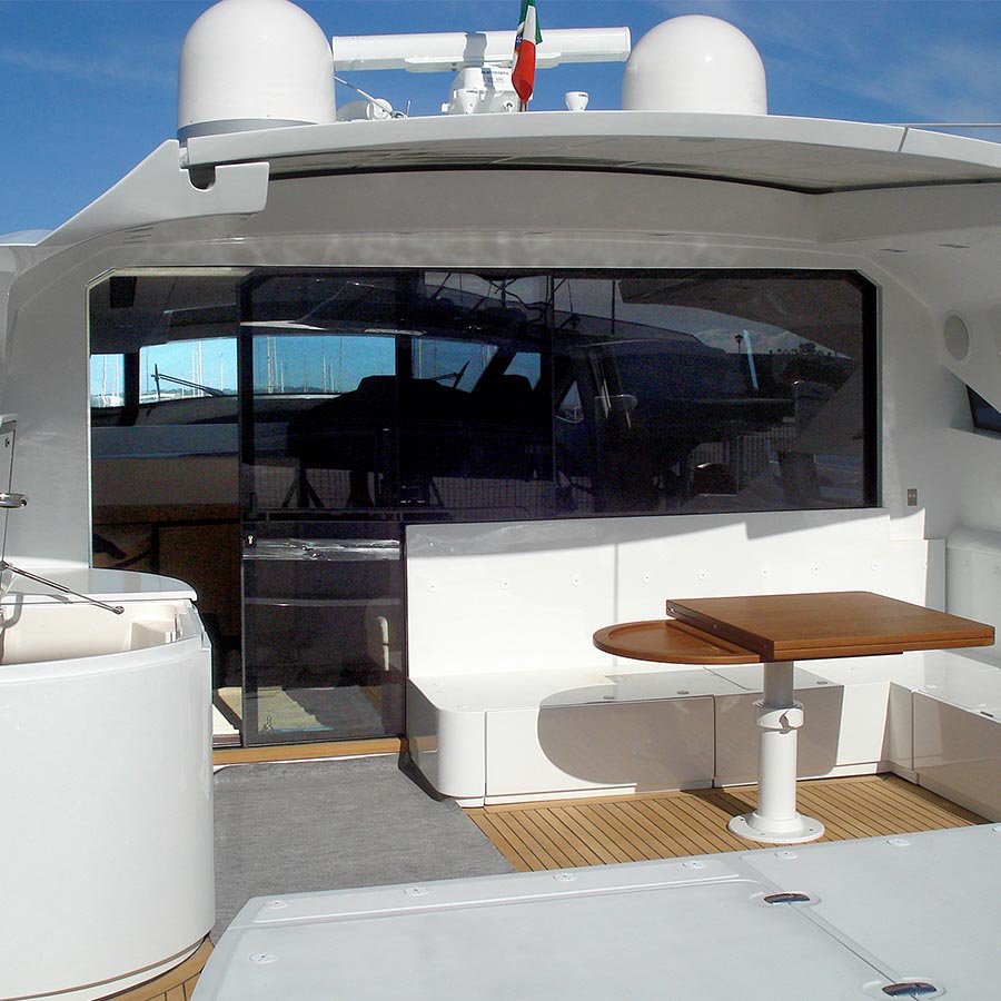 Yacht con porta manuale e finestra automatica besenzoni