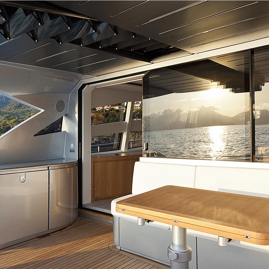 Yacht con porta manuale e finestra automatica besenzoni