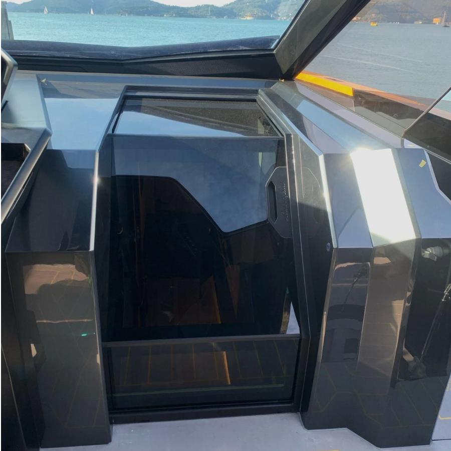 Vista frontale del tambuccio Besenzoni montato su imbarcazione da diporto