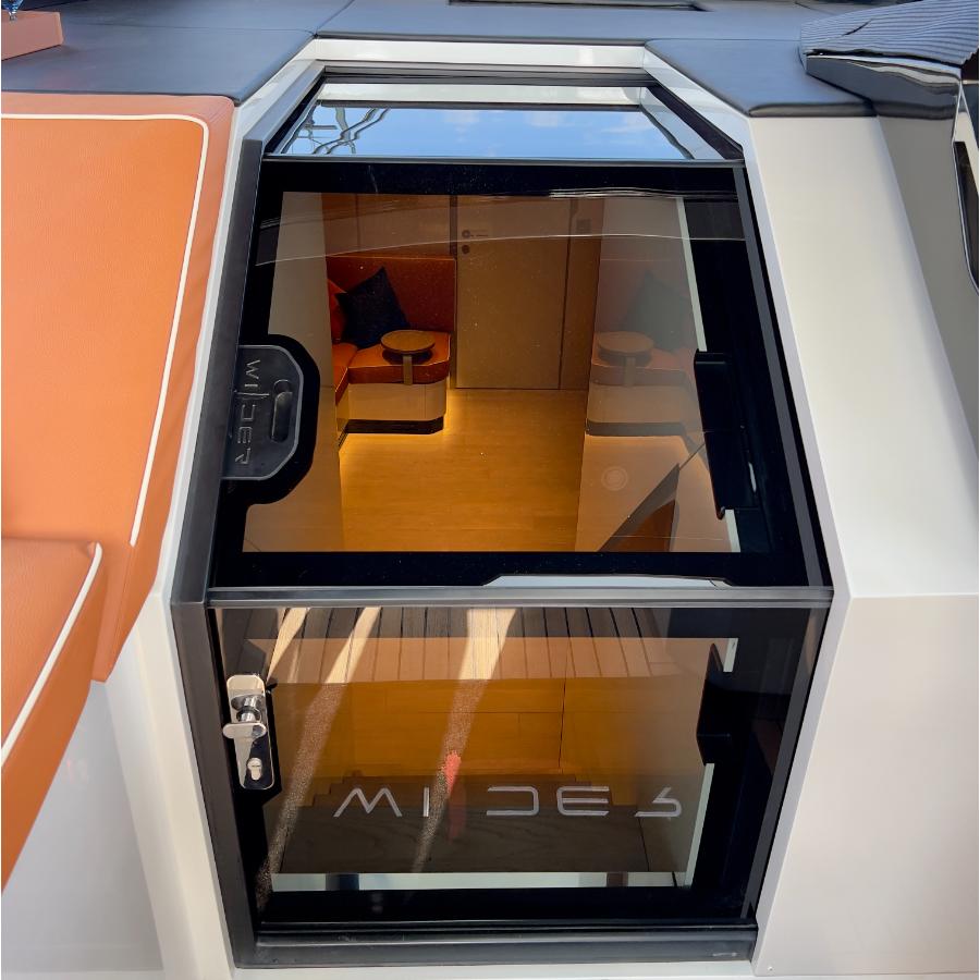 porta per accesso alla zona living della barca