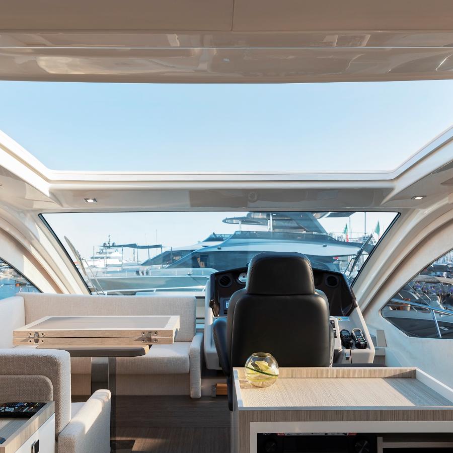 tetto scorrevole automaticamente sopra la postazione di guida in barca 