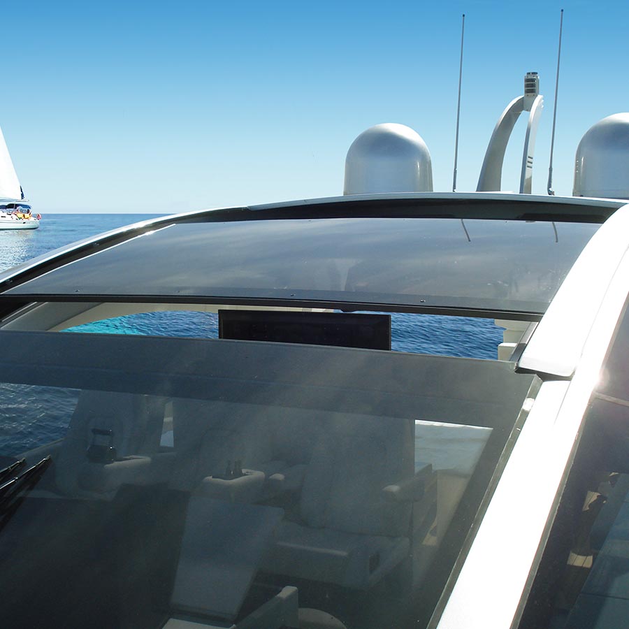tetto rigido scorrevole, progettato per imbarcazioni a motore e yacht, in fase di chiusura