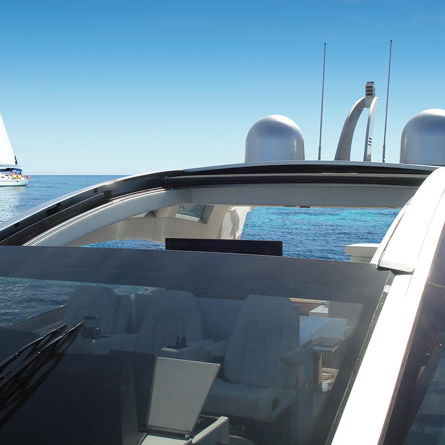 tetto rigido scorrevole, progettato per imbarcazioni a motore e yacht, in fase di apertura