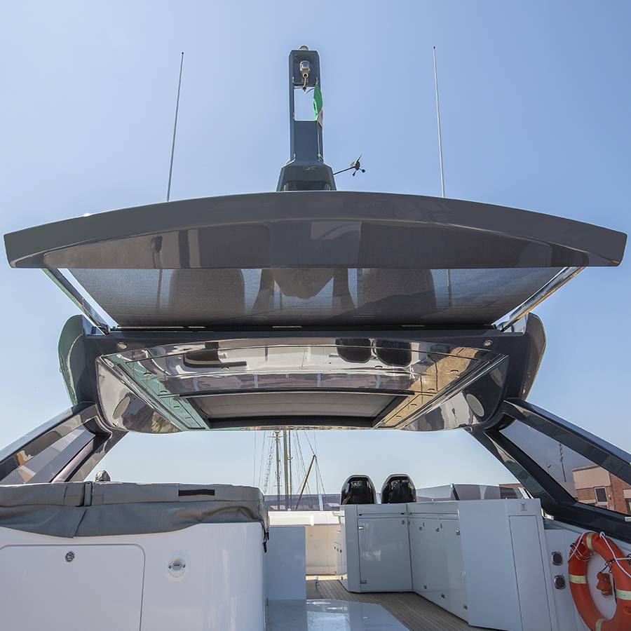 Aft Canopy rientrante a scomparsa montato su un'imbarcazione da diporto