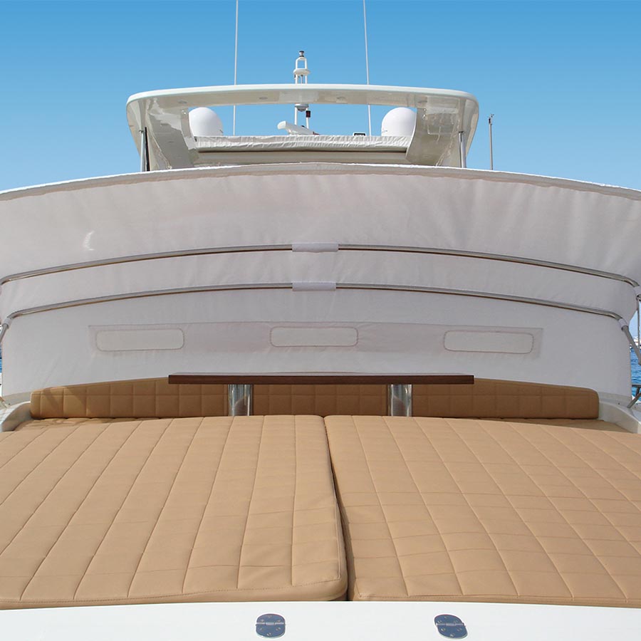 Vista frontale della tenda parasole Bimini con struttura ad arco