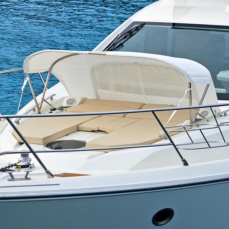 Tenda parasole Bimini in tessuto montata su un'imbarcazione
