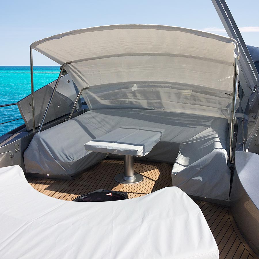 Arco bimini montato sopra ad un tavolo e divanetti 