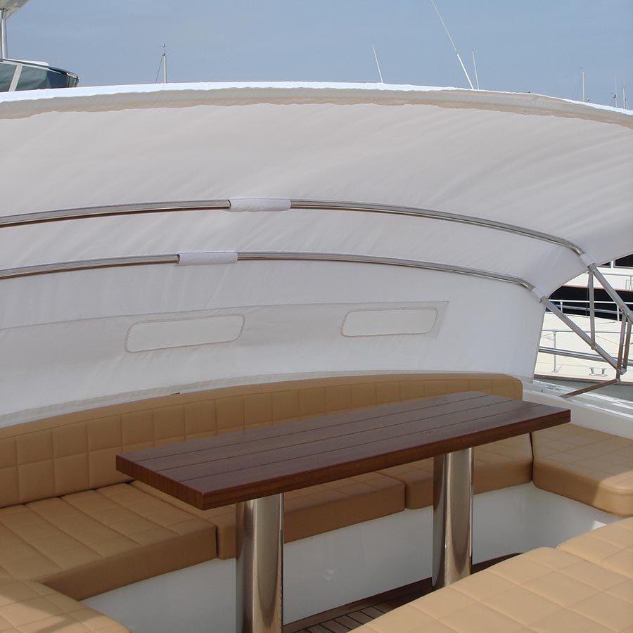 Vista nel dettaglio della tenda parasole Bimini montata sopra un tavolo