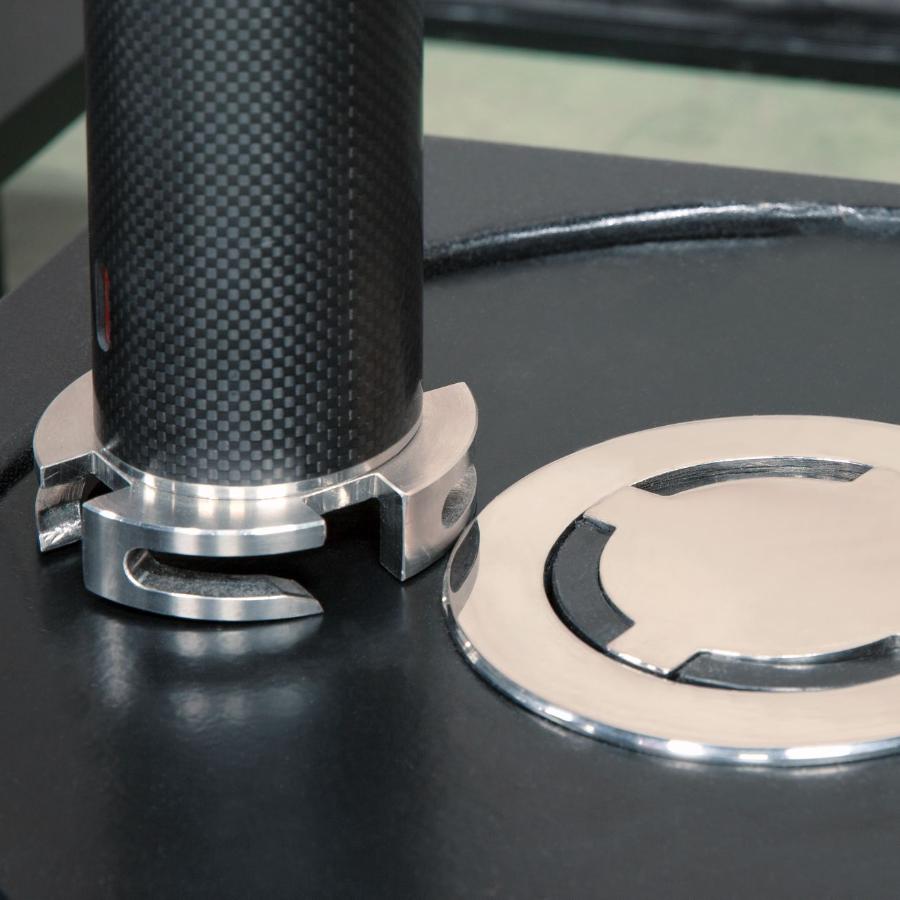 dettaglio di aggancio del palo in carbonio per tenda parasole yacht prodotto da besenzoni