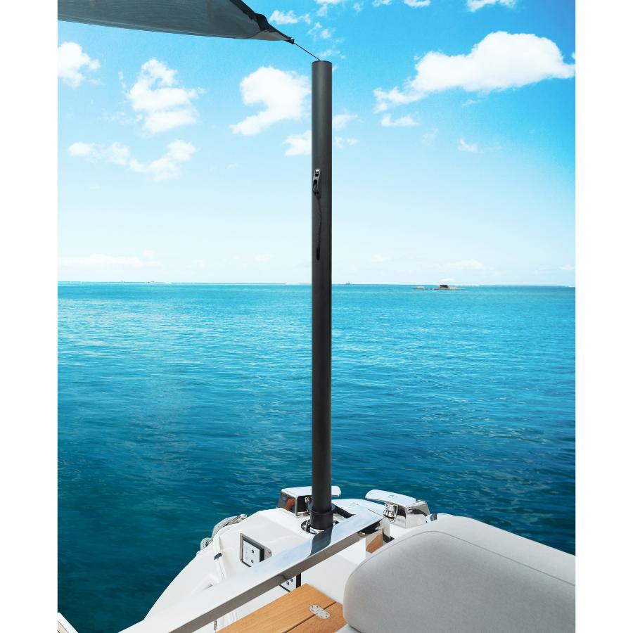 Vista nel dettaglio del palo della tenda parasole per yacht