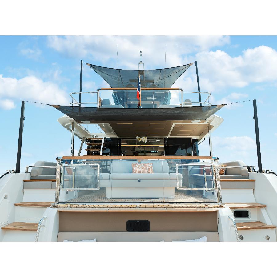 Vista posteriore di un'imbarcazione da diporto con tende Sun Awnings