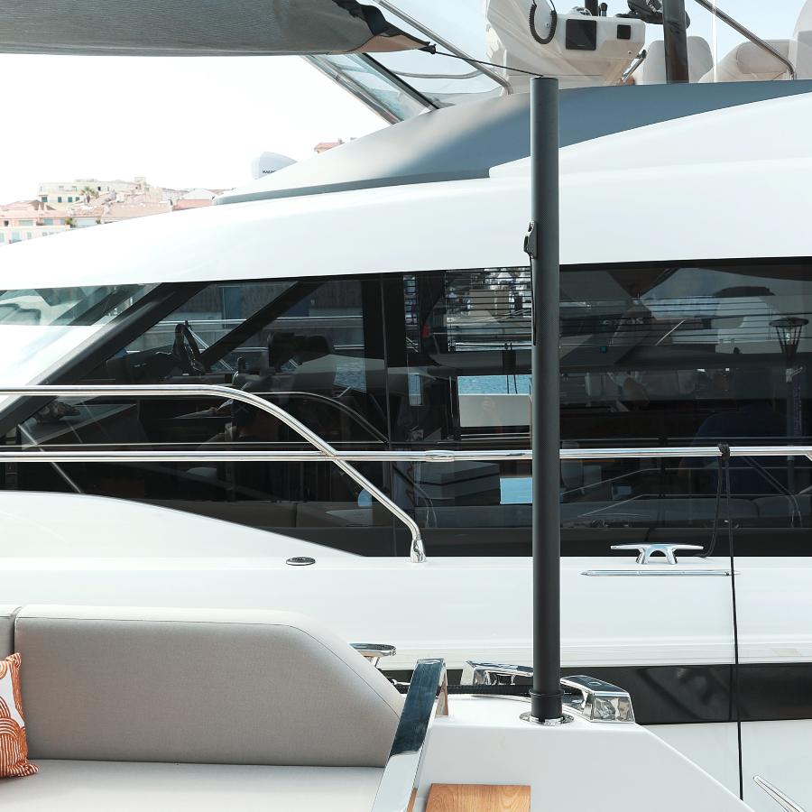 pali in alluminio o carbonio fissati sullo yacht per creare un sistema di ombreggiatura 