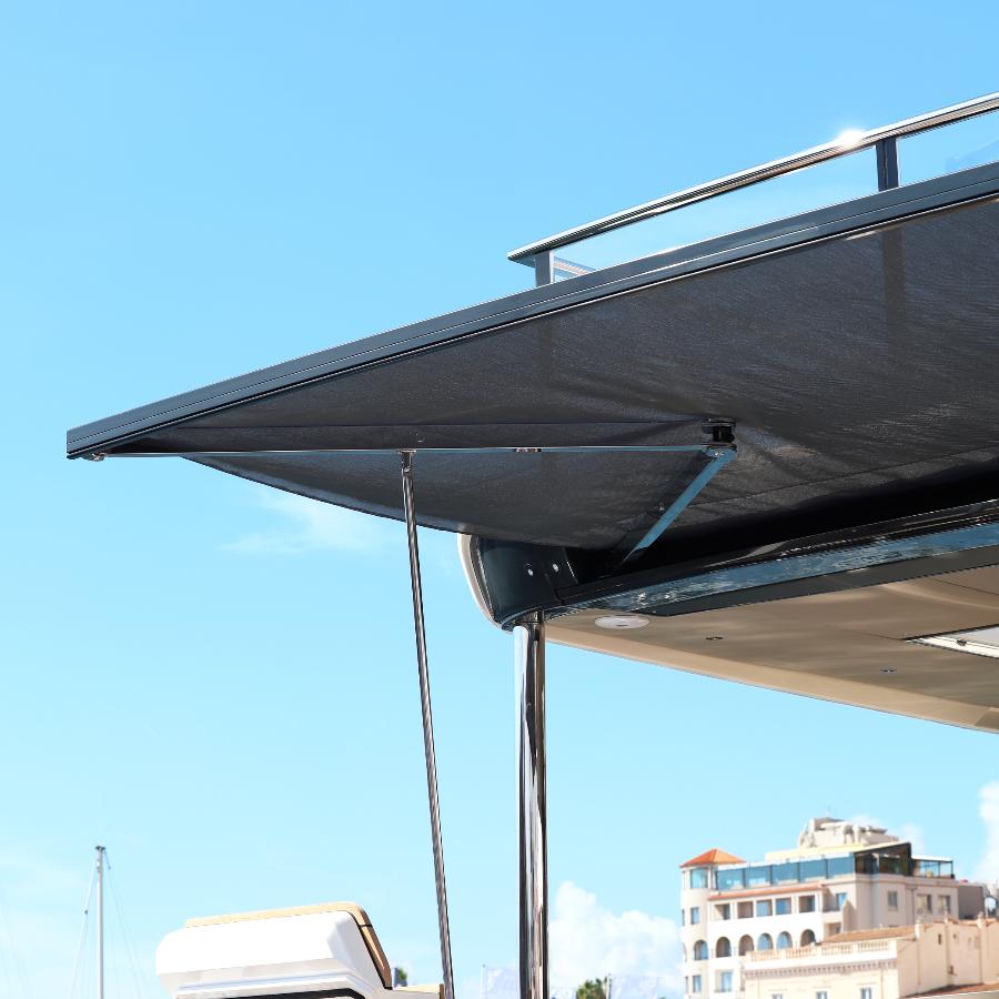 Tenda pieghevole aperta per imbarcazioni e yacht