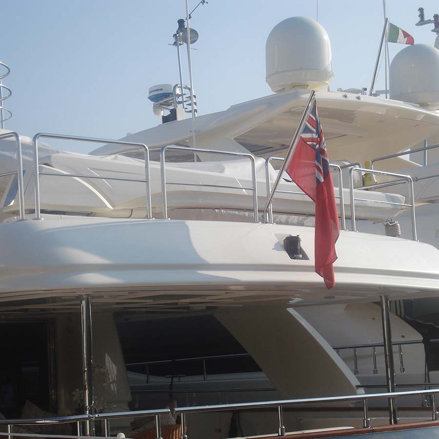 G 423 Gru per sollevare gommoni e water toys sulla barca posizionata sul flybridge vista laterale
