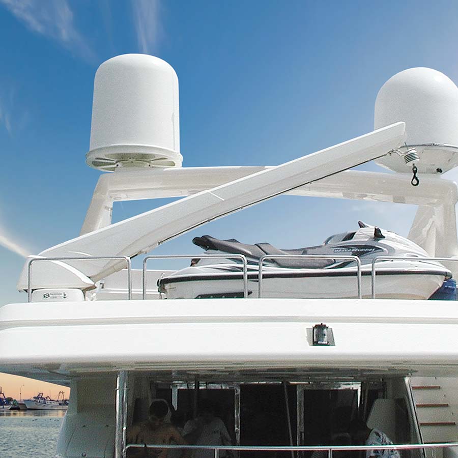 G 423 Gru per sollevare gommoni e water toys sulla barca posizionata sul flybridge con braccio telescopico sollevato
