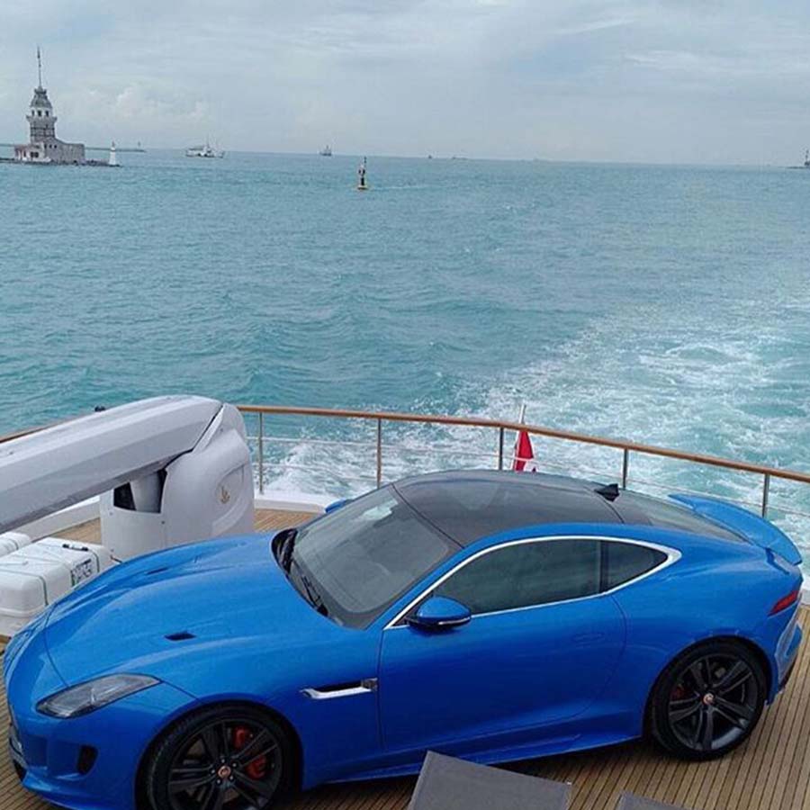 Gru G 360 e auto sportiva blu