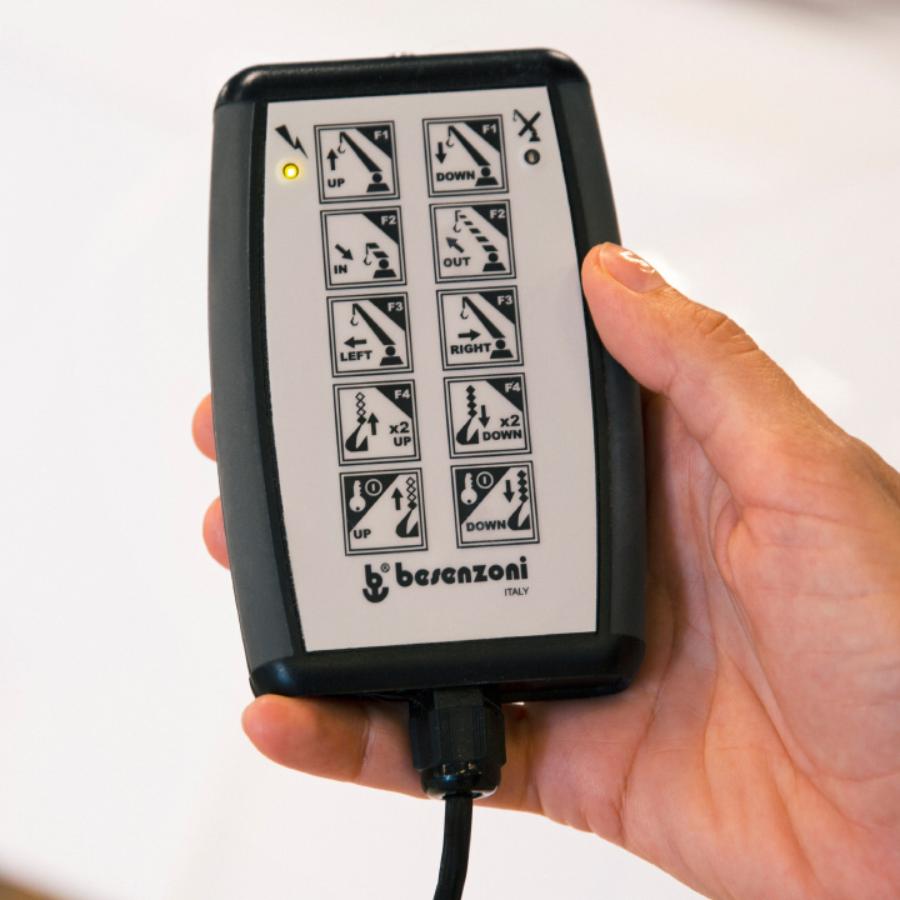 Besenzoni Gru per yacht installabile sul flybridge G509 carenature bianche dettaglio pulsantira di comando