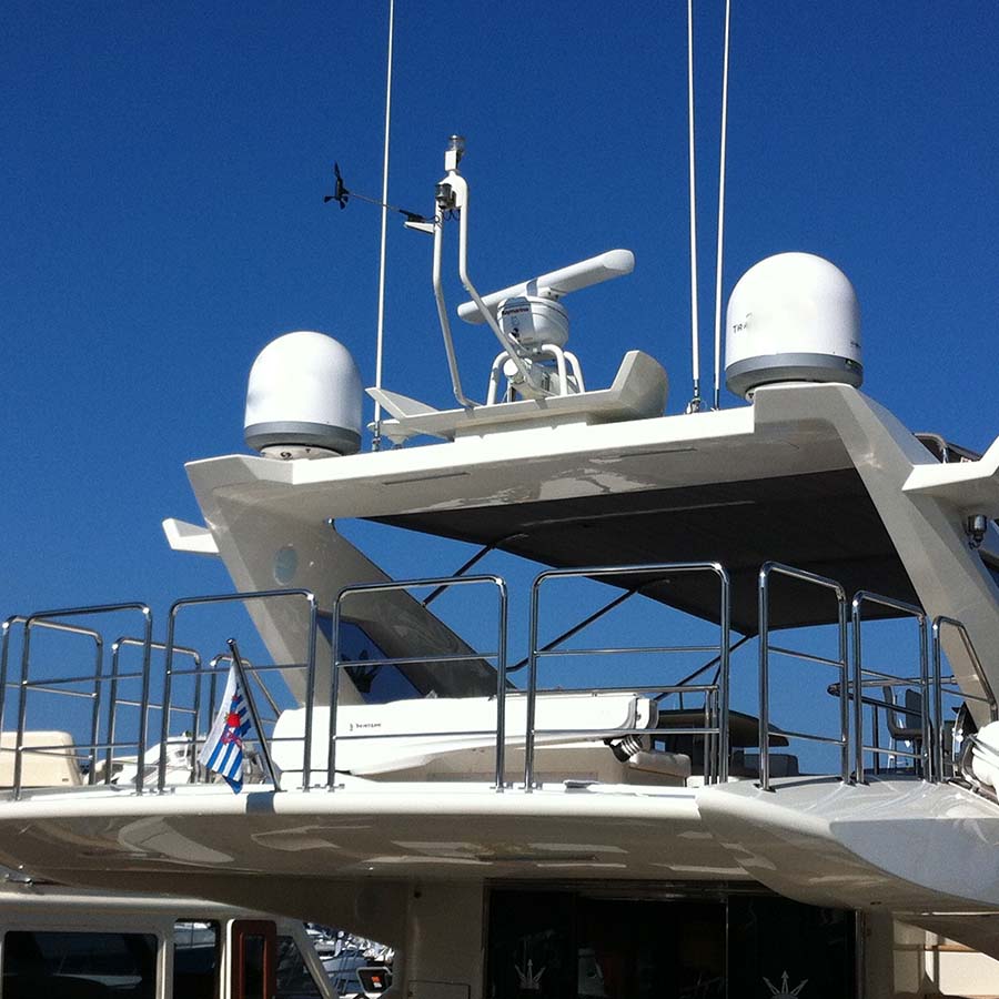 Besenzoni Gru per yacht installabile sul flybridge G509 sul ponte