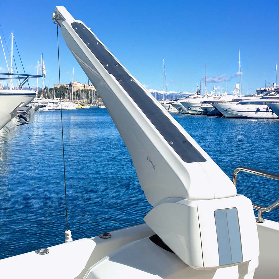 Besenzoni Gru per yacht installabile sul flybridge G415 vista laterale