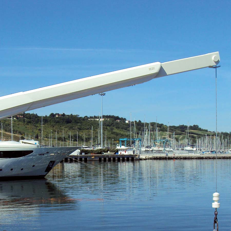 Besenzoni Gru per yacht installabile sul flybridge G415 braccio esteso