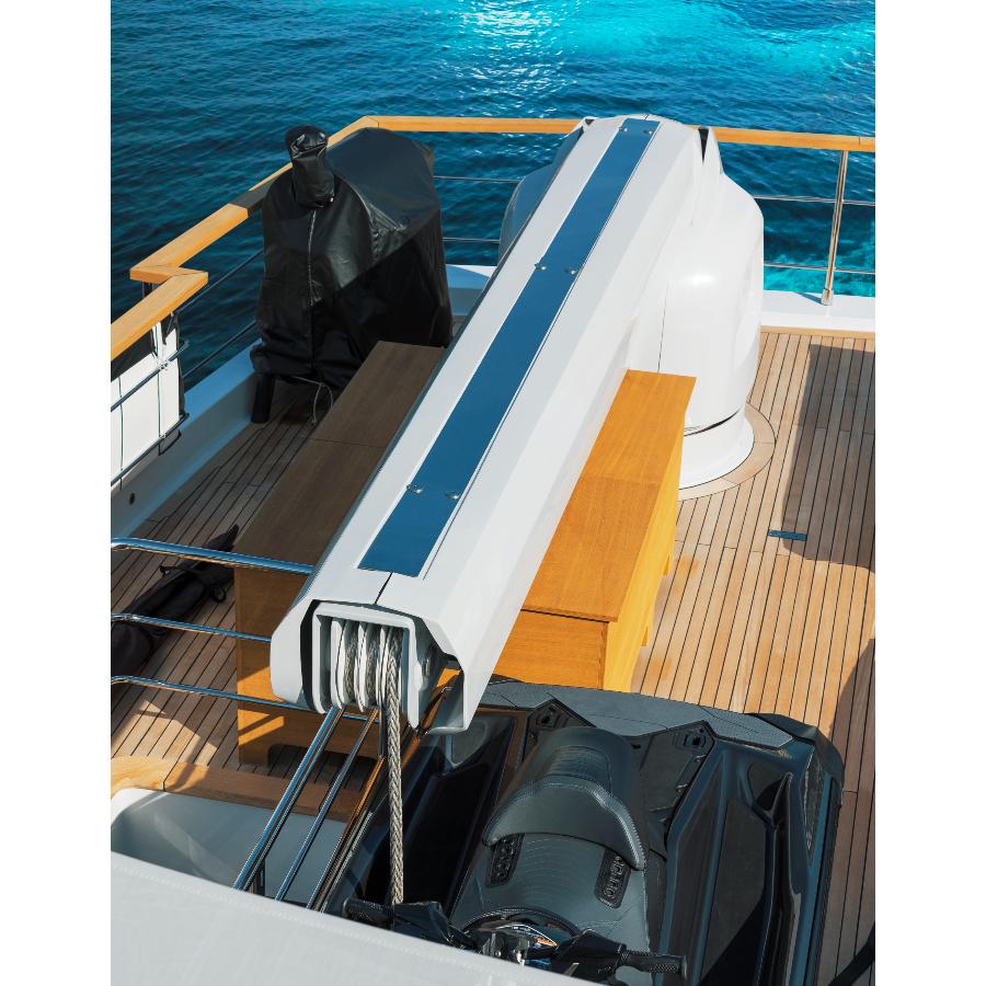 gru per yacht in grado di sollevare tender sul flybridge