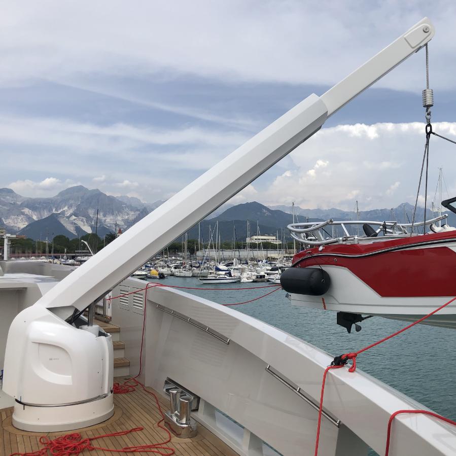 Gru idraulica telescopica ad elevata capacità di carico mentre solleva un tender