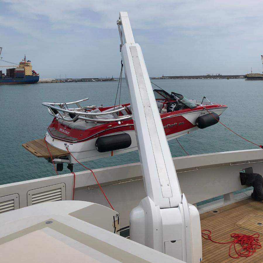 La gru G 370 mentre solleva un tender dall'acqua per riporlo a bordo dello yacht