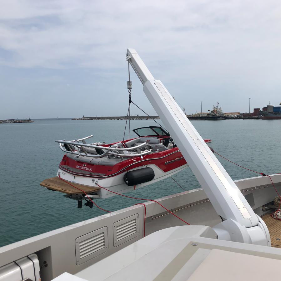  La gru modello G 370 mentre alza una piccola imbarcazione dall'acqua per sistemarla a bordo dello yacht.