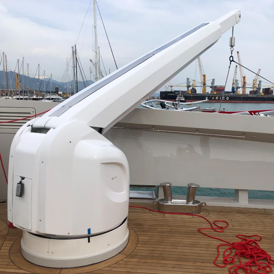 Vista posteriore della gru in fase di funzionamento