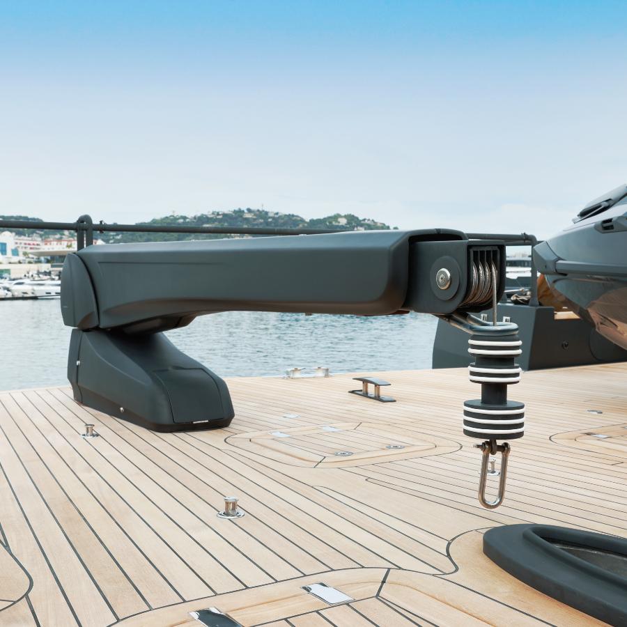 gru per yacht struttura in acciaio veniciato nero con portata di 500 kg