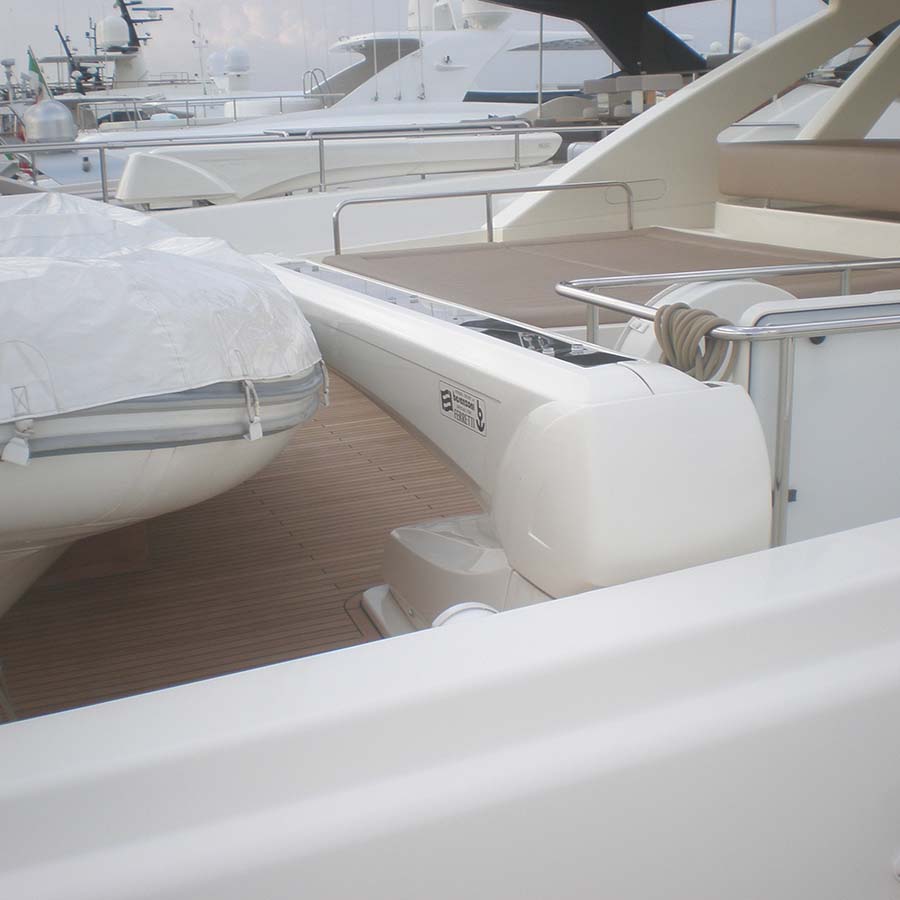 Besenzoni Gru per yacht installabile sul flybridge G509 vista laterale