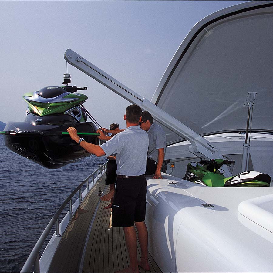 Gru idraulica con estensione telescopica e braccio inclinato, in fase di movimentazione di una moto d'acqua