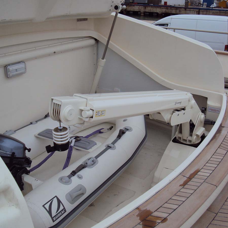 Gruetta idraulica e tender alloggiati nel garage di uno yacht