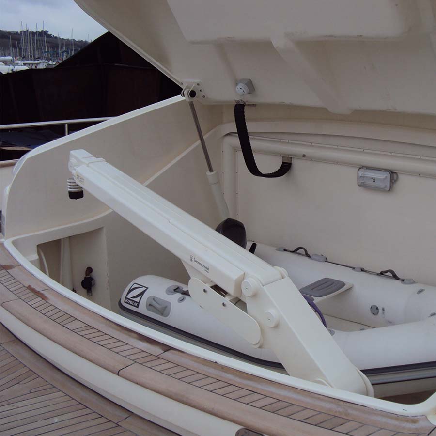 Gruetta idraulica stivata nel garage di un'imbarcazione da diporto