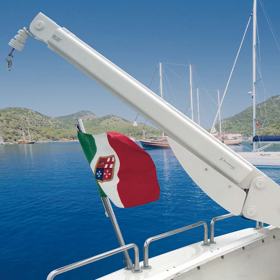 Gru idraulica con estensione telescopica e doppio braccio montata su imbarcazione da diporto