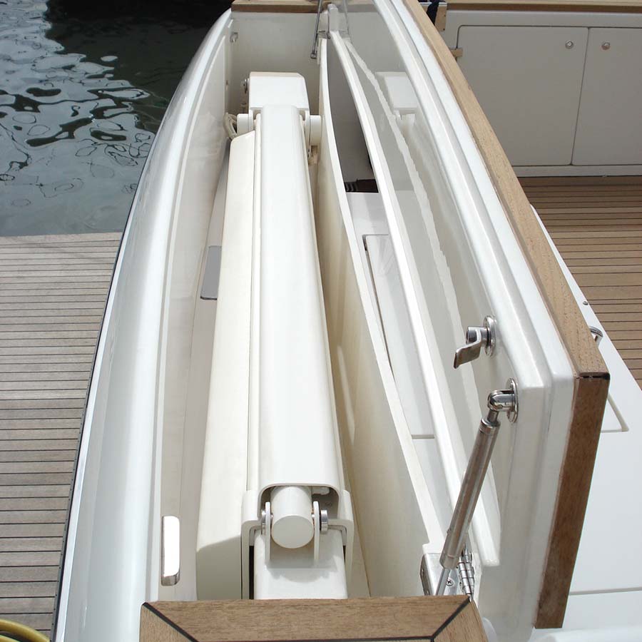 Gru idraulica a scomparsa in vano garage, riposta nel vano dedicato