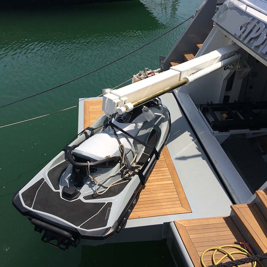 Stivaggio di un jet ski con la gruetta G 433 Besenzoni
